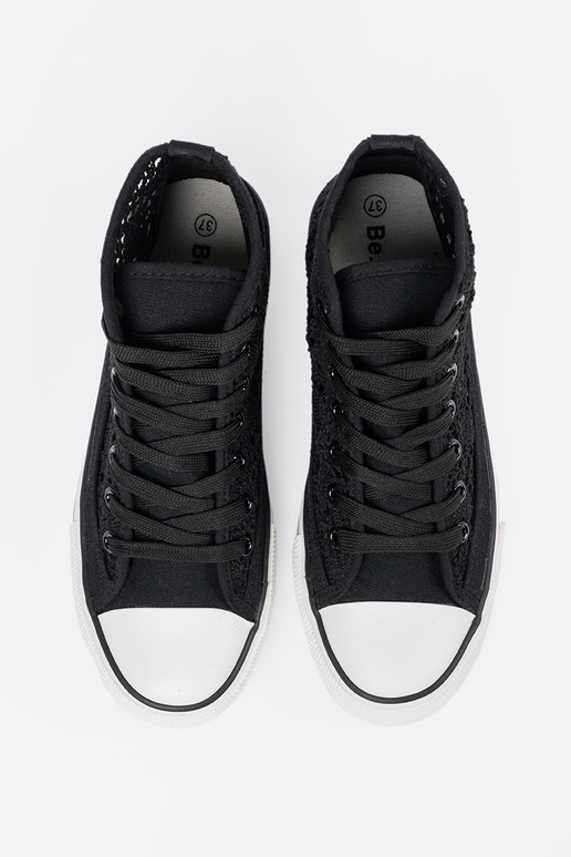 Stivali alti neri con dettagli traforati Stivali alti neri con dettagli traforati