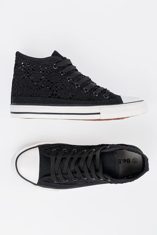 Stivali alti neri con dettagli traforati Stivali alti neri con dettagli traforati