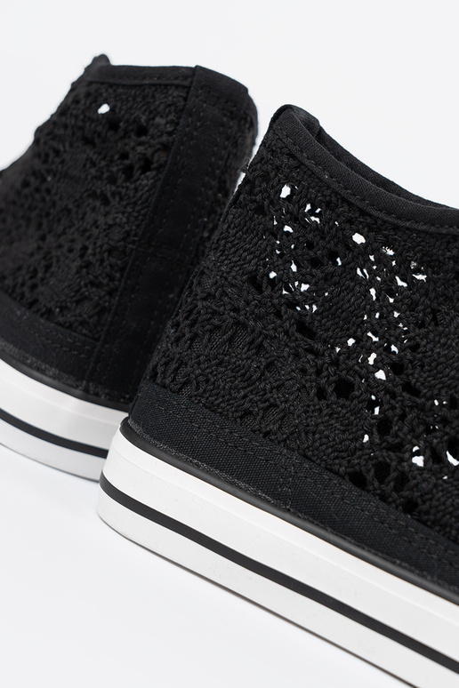 Stivali alti neri con dettagli traforati Stivali alti neri con dettagli traforati