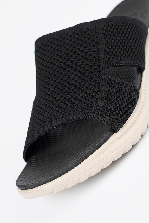 Scarpe nere con dettagli a traforo Scarpe nere con dettagli a traforo