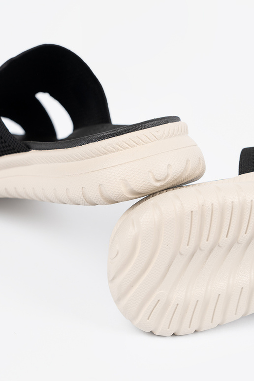 Scarpe nere con dettagli a traforo Scarpe nere con dettagli a traforo