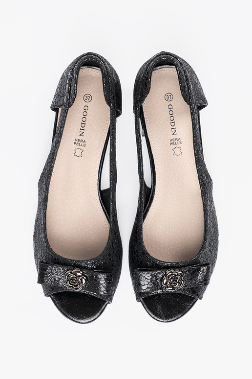 Mezze scarpe con chiusure e punta... Mezze scarpe con chiusure e punta...