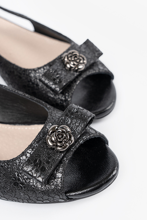 Mezze scarpe con chiusure e punta... Mezze scarpe con chiusure e punta...