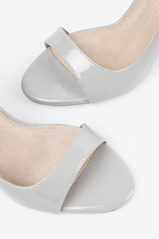 Scarpe alte grigie con punta aperta Scarpe alte grigie con punta aperta