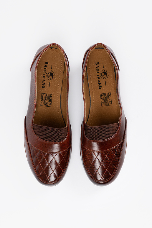 Scarpe marroni in stile classico con... Scarpe marroni in stile classico con...