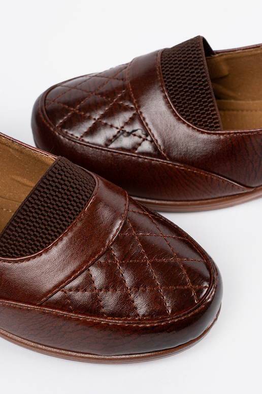 Scarpe marroni in stile classico con... Scarpe marroni in stile classico con...