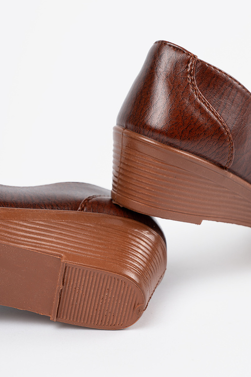 Scarpe marroni in stile classico con... Scarpe marroni in stile classico con...