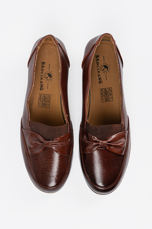 Scarpe marroni con chiusura e fiocco