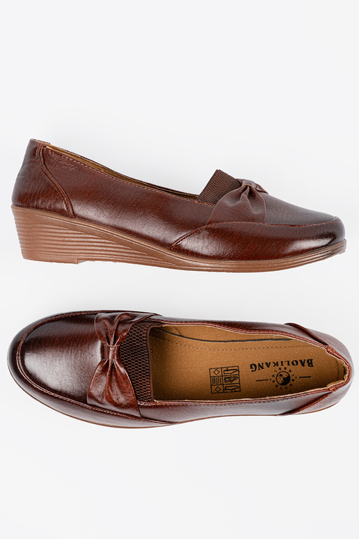 Scarpe marroni con chiusura e fiocco