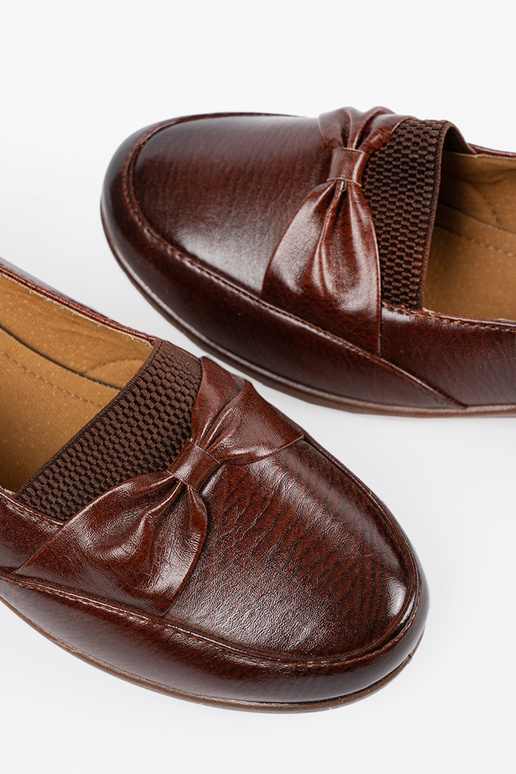 Scarpe marroni con chiusura e fiocco