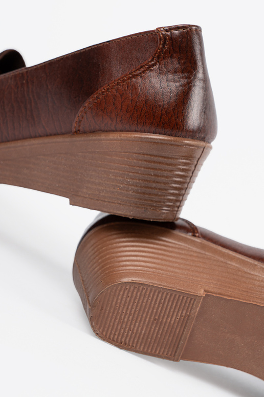 Scarpe marroni con chiusura e fiocco