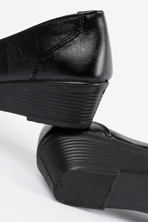 Scarpe nere con chiusura e fiocco