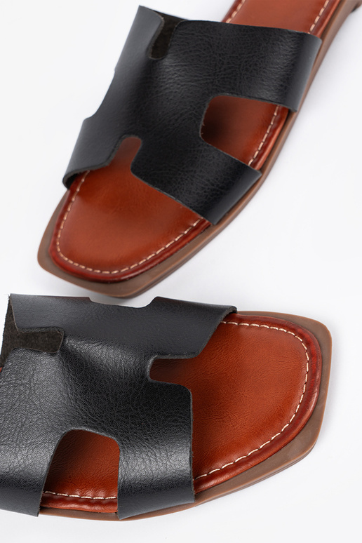 Pantofole nere con punta quadrata Pantofole nere con punta quadrata