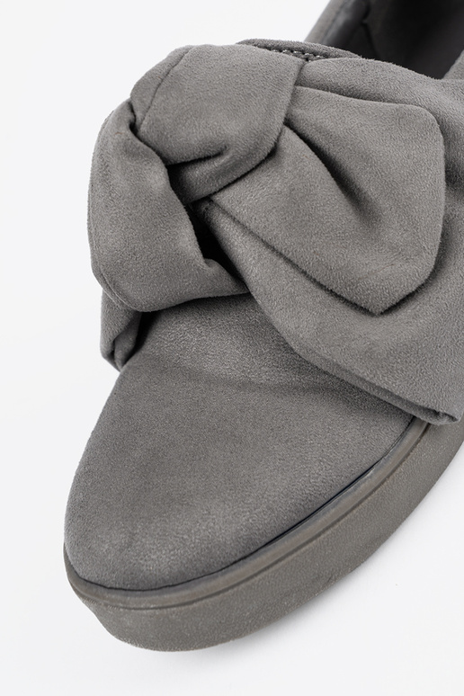 Scarpe grigie con chiusura e fiocchetto