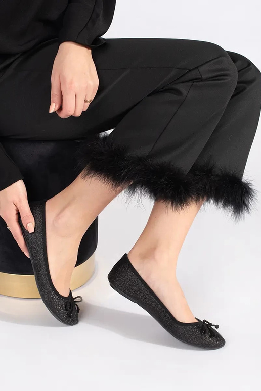 colore nero brillante ballerine con un fiocco