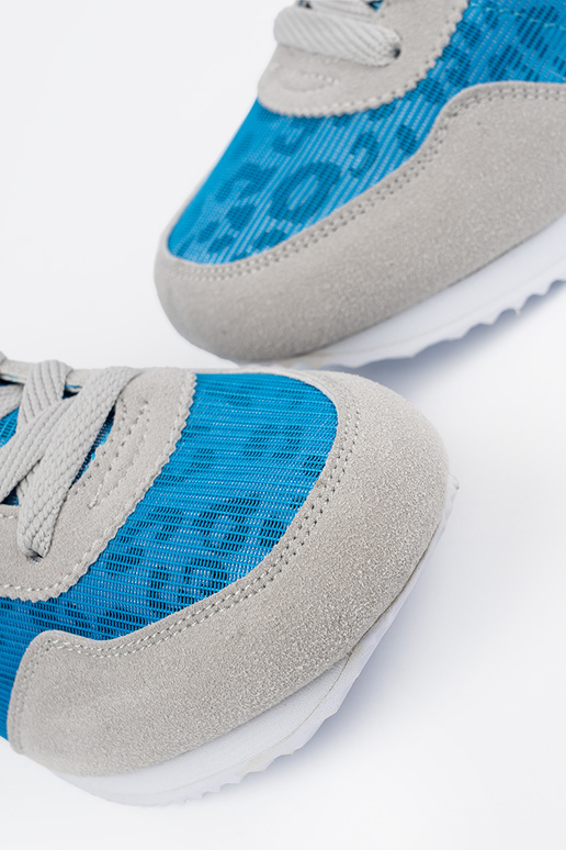 Scarpe modello sneakers A odcieniach blugo i grigiości