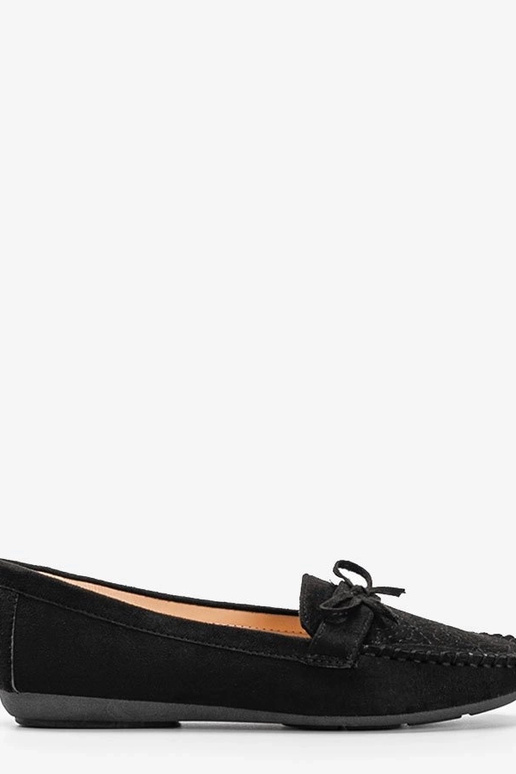 Mocassini neri con motivo intagliato...