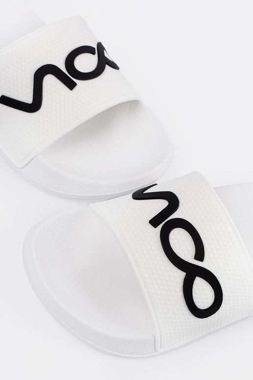 Colore bianco Pantofole con una nota