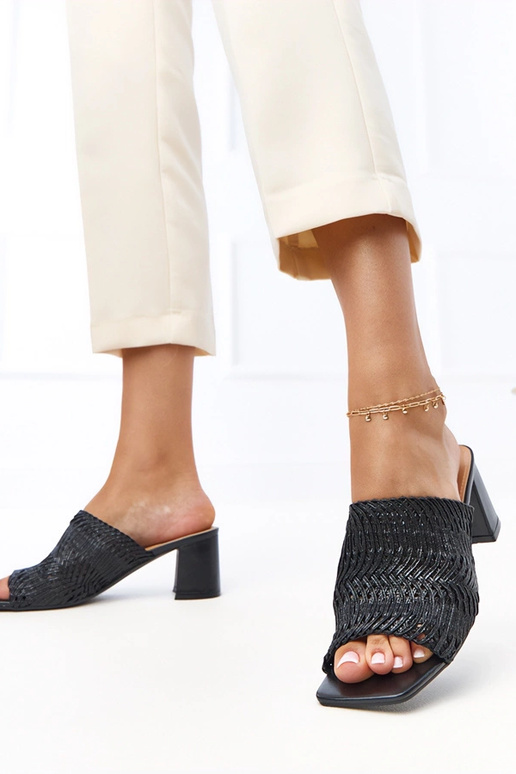 Ciabatte nere con tacco e cinturini...