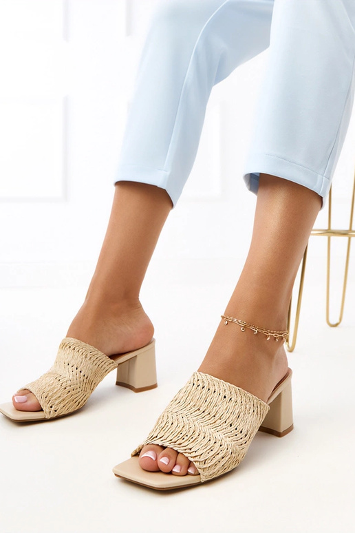 Ciabatte color sabbia con tacco e...