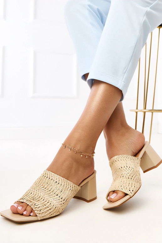 Ciabatte color sabbia con tacco e...