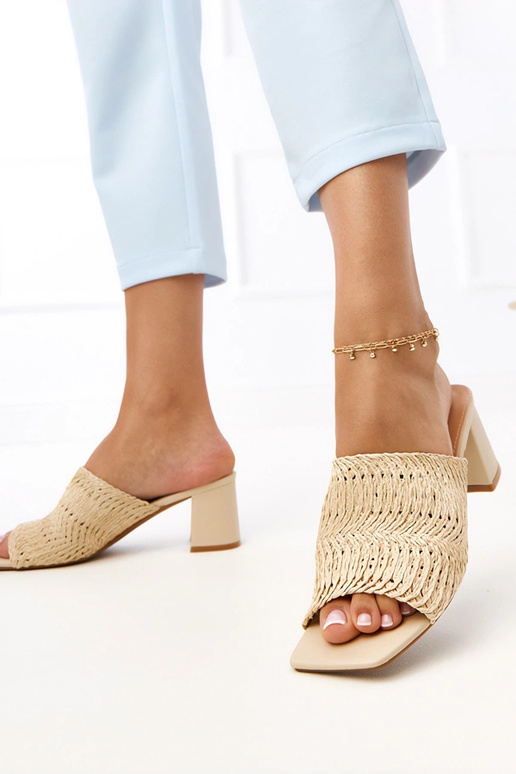 Ciabatte color sabbia con tacco e...