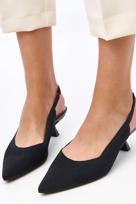 Scarpe di stoffa nere con tacco basso... Scarpe di stoffa nere con tacco basso...