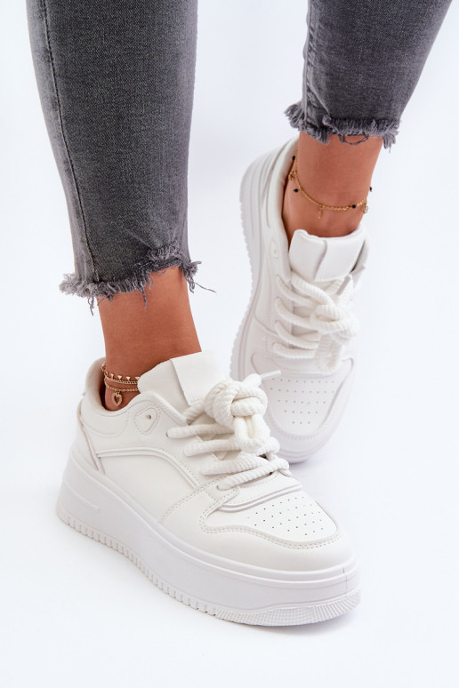 Scarpe modello sneakers con plateau realizzate in eco pelle nel colore bianco Vhisper