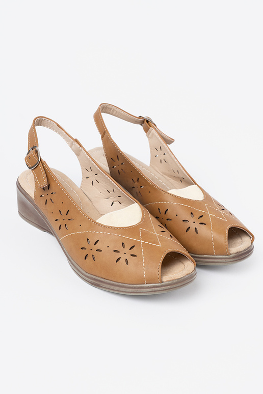 colore caramello traforato sandali su un cuneo