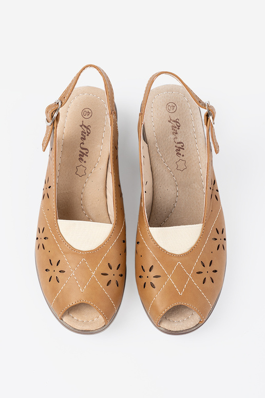 colore caramello traforato sandali su un cuneo