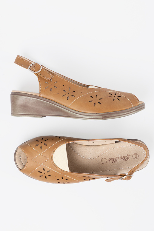 colore caramello traforato sandali su un cuneo