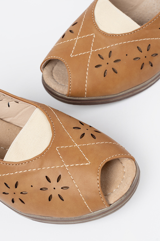 colore caramello traforato sandali su un cuneo