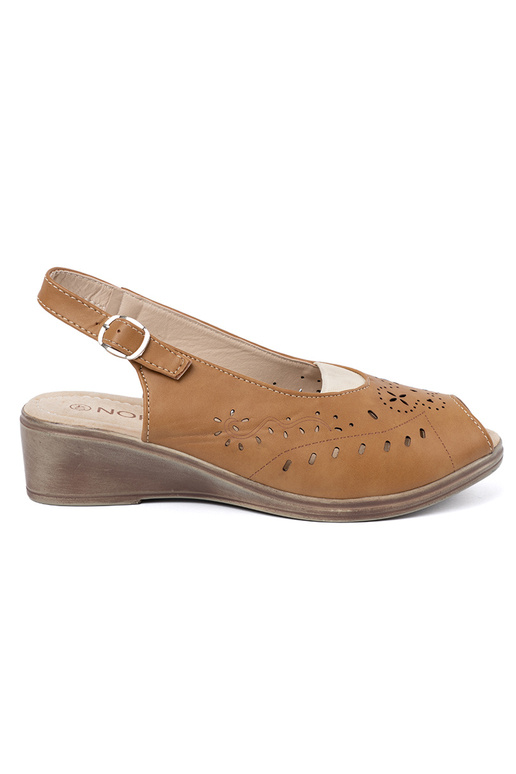 con elementi traforati sandali karmeloAe su un cuneo