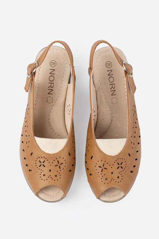 con elementi traforati sandali karmeloAe su un cuneo