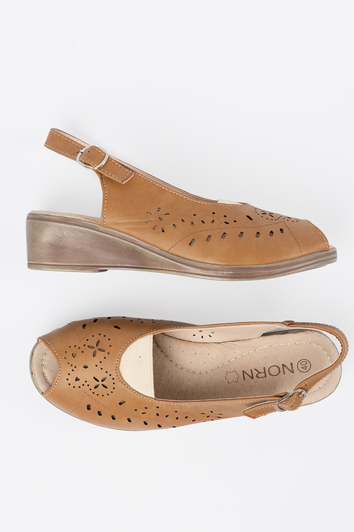 con elementi traforati sandali karmeloAe su un cuneo