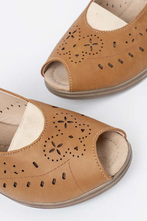 con elementi traforati sandali karmeloAe su un cuneo