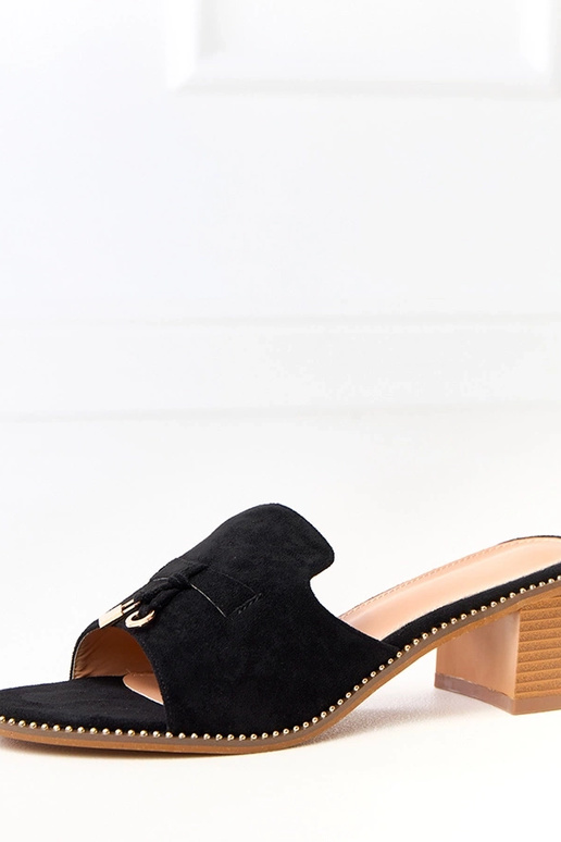 Ciabatte nere con tacco e decorazione...