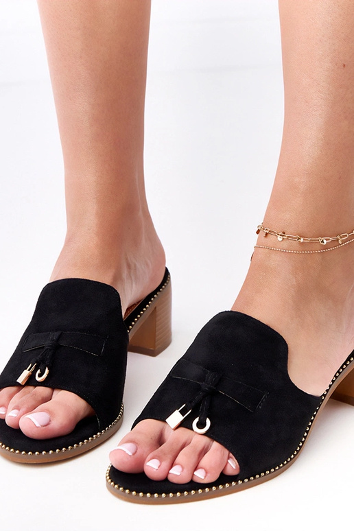 Ciabatte nere con tacco e decorazione...