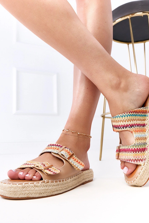 Ciabatte blu intrecciate con...