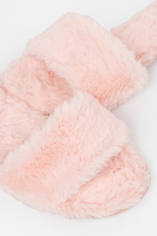 Pantofole con una pelliccia la polvere è rosa