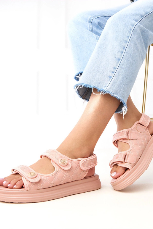 Sandali rosa con cinturini regolabili...