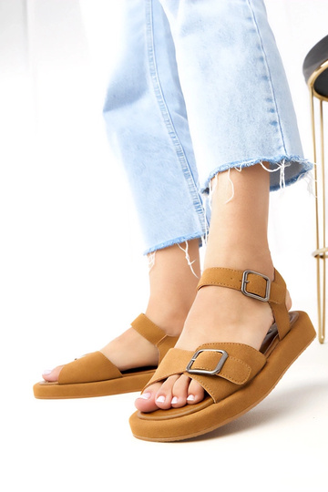 Sandali marroni con fibbia... 2