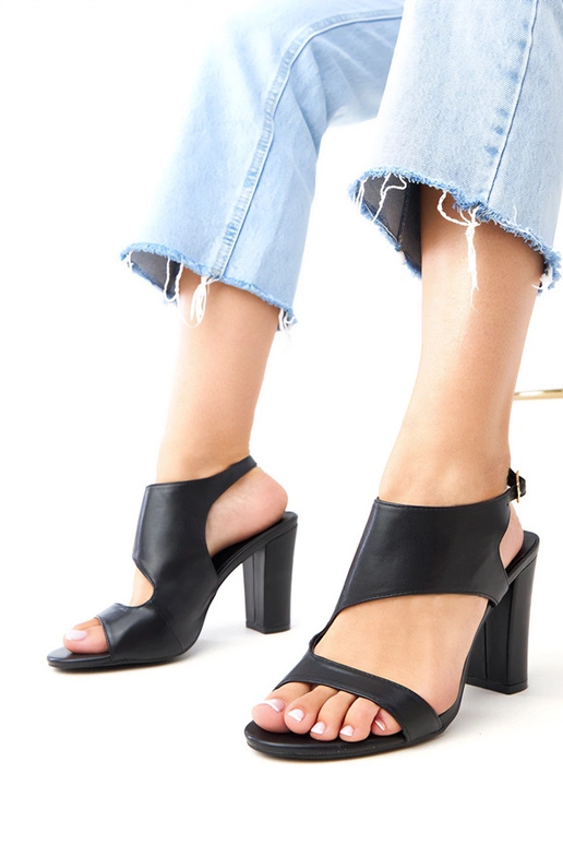 Sandali neri con tacco e chiusura...