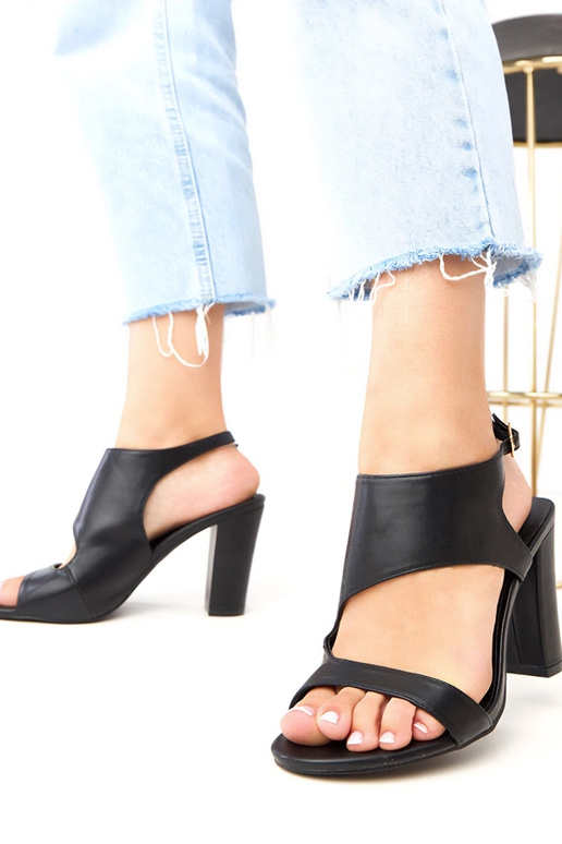 Sandali neri con tacco e chiusura...