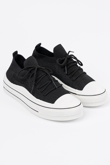 Un modello convincente scarpe colore nero z ozdobnym laccim