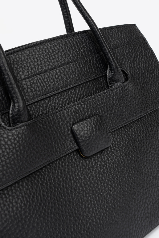 Un classico borsetta nero sulla spalla