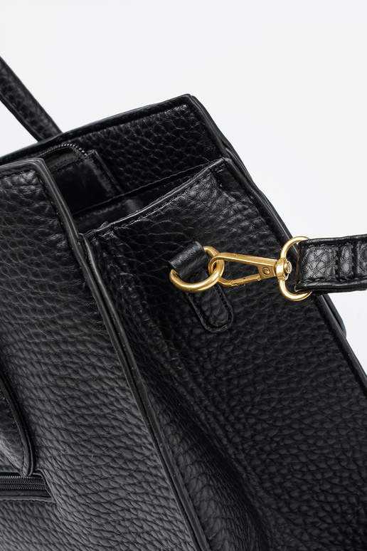 Un classico borsetta nero sulla spalla