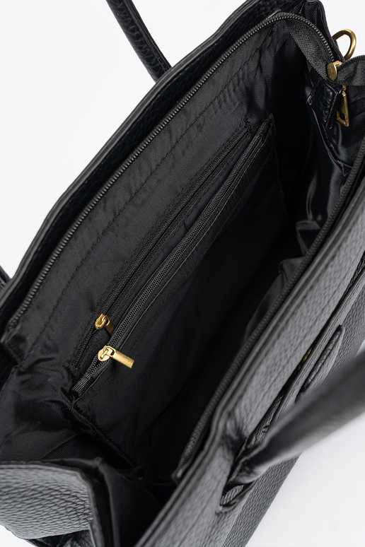 Un classico borsetta nero sulla spalla