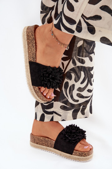 Pantofole da donna con una piattaforma Con decorazionii con motivi florealikami colore nero Tessara