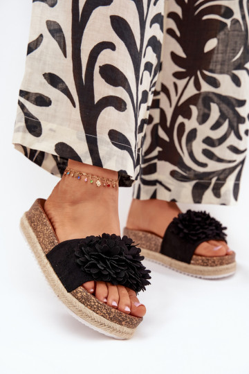 Pantofole da donna con una piattaforma Con decorazionii con motivi florealikami colore nero Tessara 2